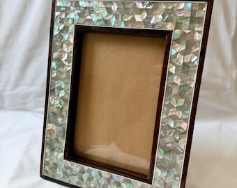 Rechthoekig breed frame van Egyptisch beukenhout met ingelegde handgemaakte schelpen, 9,5" x 7,5" (fotoformaat 4,5" x 6,5") #1439. Frame 7,5 x 5,5" #1438
