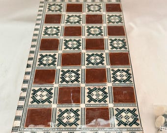 Egyptisch schaak- en backgammonbord van beukenhout met ingelegde parelmoeraccenten, klein formaat, opgevouwen, 11,75" x 6" (gesloten)