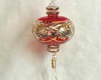 Handgemaakt Egyptisch glazen kerstornament van 5,5 inch (14 cm) in blauw, rood, groen en geel, nr. 621, met accenten van 24-karaats goud.