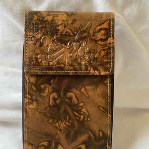 Monedero marrón de cuero de camello egipcio para mujer Cluth King Tut 7.5" X 4" # 777. Akhenaton Brown # 555 en relieve 8 "x 4.5"