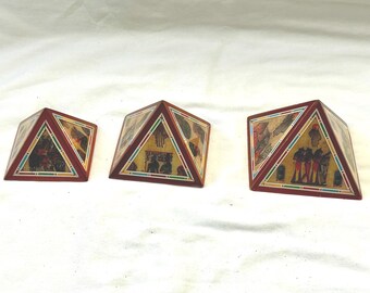 Egyptische houten piramideset met papyrusinleg, 3 stuks, 6,35 cm, 7 cm en 8,9 cm hoog #236