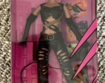 Barbie Catwoman Halle Berry 2004 DC Comics Comic Cat Woman Mattel
