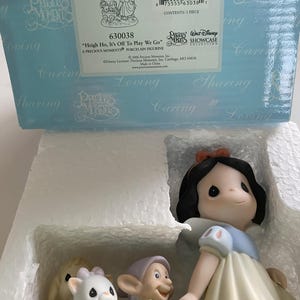 2006 Disney Showcase Snow White  “Heigh Ho, It’s Off To Play We Go&quot; Precious Moments figurine  630038