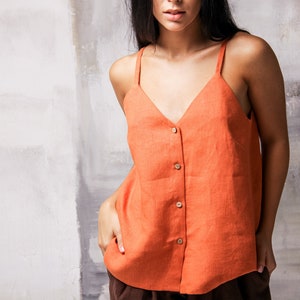 Chemisier orange, Top boutonné, Débardeur en lin, Chemisier sans manches, Top court en lin, Top minimaliste, Chemise sans manches en lin, Top pour femme avec bretelles image 1