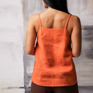 Chemisier orange, Top boutonné, Débardeur en lin, Chemisier sans manches, Top court en lin, Top minimaliste, Chemise sans manches en lin, Top pour femme avec bretelles image 2