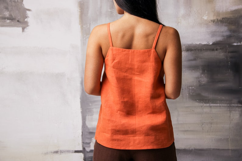 Chemisier orange, Top boutonné, Débardeur en lin, Chemisier sans manches, Top court en lin, Top minimaliste, Chemise sans manches en lin, Top pour femme avec bretelles image 2