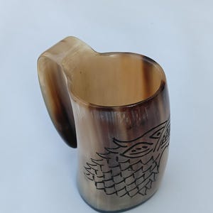 Boccale da birra in corno di bufalo realizzato a mano con incisione di un lupo vichingo / Boccale in corno naturale.
