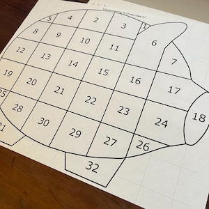 Op de afbeelding: Een zwart-witte lijntekening van een varken met 32 genummerde vierkanten. Het varken kijkt naar de rechterkant van de afbeelding. De nummers zijn in een rasterpatroon.