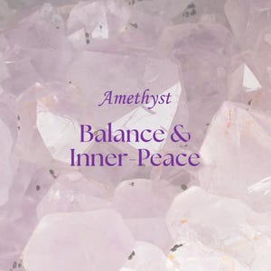Può includere: Primo piano di cristalli di ametista nelle tonalità del viola e del bianco. L'immagine presenta il testo "Ametista Equilibrio & Pace Interiore" in un carattere viola complementare. I cristalli sono raggruppati, creando uno sfondo strutturato.