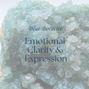Può includere: Primo piano di un gruppo di cristalli di boracite blu. L'immagine presenta il testo "Blue Boracite" e "Emotional Clarity & Expression" in un carattere blu scuro. Il cristallo ha una superficie ruvida e strutturata.