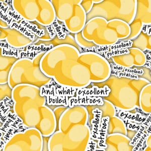 Może przedstawiać: Naklejka z białym obramowaniem i żółtą ilustracją trzech ziemniaków. Tekst "And what excellent boiled potatoes." jest napisany czarnym kolorem pod ziemniakami.