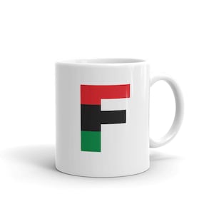 Può includere: Tazza in ceramica bianca con una lettera "F" rossa, nera e verde sul davanti.