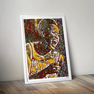 Peut inclure: Une impression d'art encadrée représentant un portrait stylisé d'une personne tenant un microphone. L'œuvre utilise une technique de mosaïque avec des couleurs vives, notamment le rouge, le jaune et le marron. La personne porte des boucles d'oreilles et un collier.