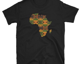 Puede incluir: Camiseta negra con un gráfico del continente africano en un diseño estampado de colores.