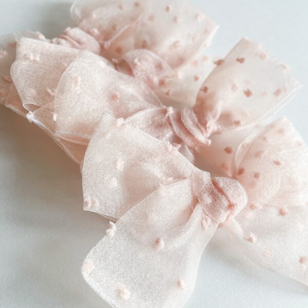 Blush Dot Piggy Tail Organza Schleife, handgefertigt und Hand gebunden, zweckentfremdet, Schleife aus recyceltem Material für Mädchen, Kleinkind, Baby, Hunde, rosa Schweizer Punkte