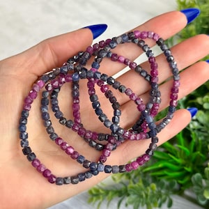 Peut inclure: Un ensemble de quatre bracelets en perles de saphir facettées dans des tons de bleu et de rose.