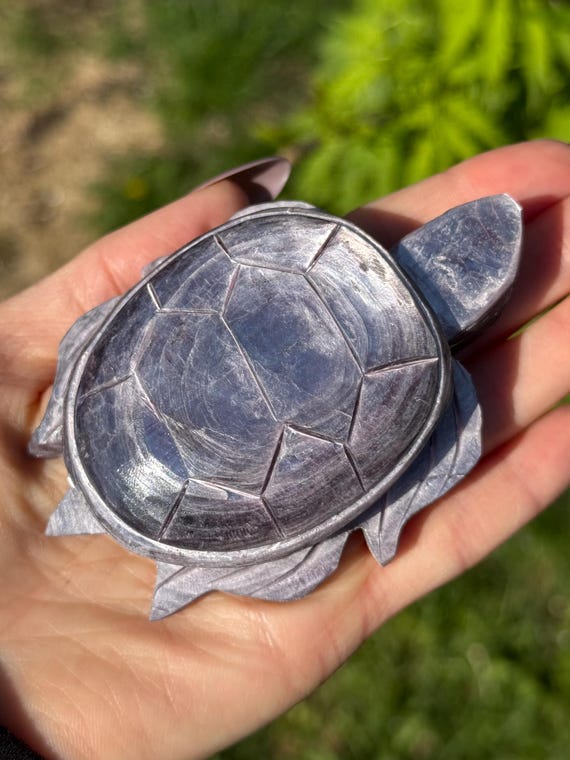 Tortue taillée de Lépidolite gemme naturel de qualité, de l'Indonésie - de 150 grammes - No. 995