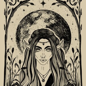 Pu&ograve; includere: Un'illustrazione in bianco e nero di un'elfa femminile con i capelli lunghi, che indossa una collana con un ciondolo a pentagramma. L'elfa &egrave; in piedi davanti a una grande luna piena con una stella sopra. Lo sfondo &egrave; di colore beige chiaro con un motivo floreale nero.