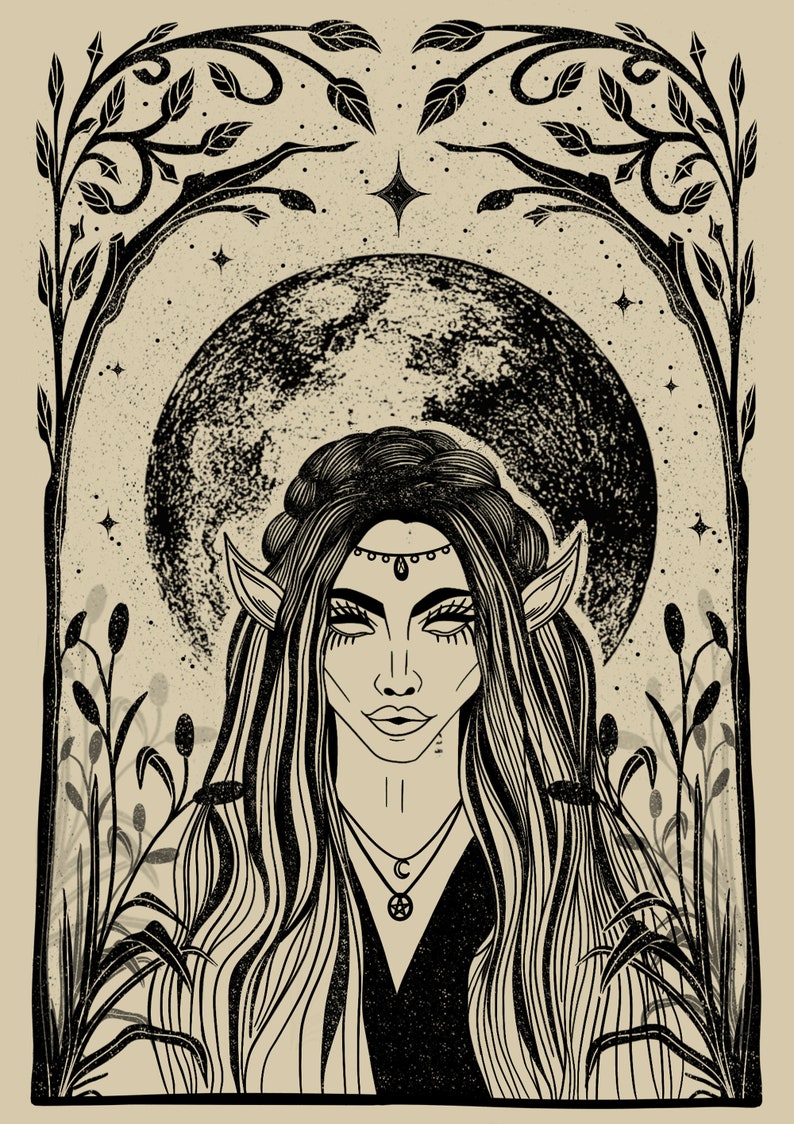 Pu&ograve; includere: Un'illustrazione in bianco e nero di un'elfa femminile con i capelli lunghi, che indossa una collana con un ciondolo a pentagramma. L'elfa &egrave; in piedi davanti a una grande luna piena con una stella sopra. Lo sfondo &egrave; di colore beige chiaro con un motivo floreale nero.