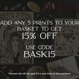 Pu&ograve; includere: Un'illustrazione digitale di una donna con i capelli lunghi e una corona di fiori, circondata da foglie e viti. Il testo recita "ADD ANY 5 PRINTS TO YOUR BASKET TO GET 15% OFF USE CODE BASK15".