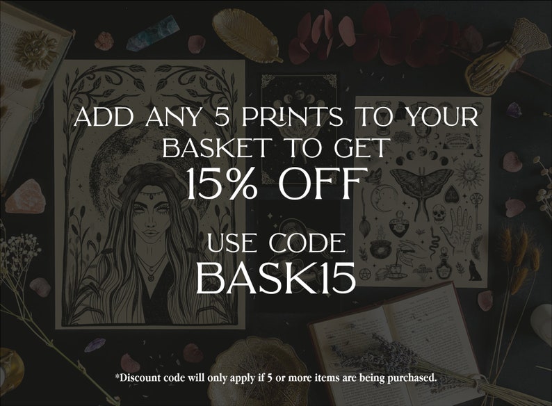 Pu&ograve; includere: Un'illustrazione digitale di una donna con i capelli lunghi e una corona di fiori, circondata da foglie e viti. Il testo recita "ADD ANY 5 PRINTS TO YOUR BASKET TO GET 15% OFF USE CODE BASK15".