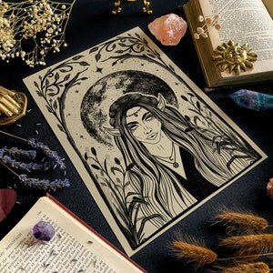 Pu&ograve; includere: Illustrazione in bianco e nero di una donna con i capelli lunghi e le orecchie a punta. &Egrave; in piedi di fronte a una luna piena e circondata da erba alta. L'illustrazione &egrave; stampata su carta beige.