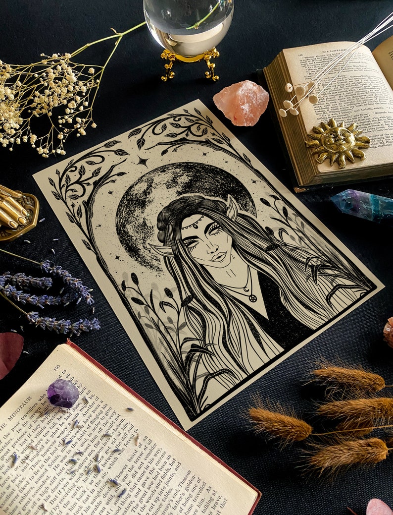 Pu&ograve; includere: Illustrazione in bianco e nero di una donna con i capelli lunghi e le orecchie a punta. &Egrave; in piedi di fronte a una luna piena e circondata da erba alta. L'illustrazione &egrave; stampata su carta beige.