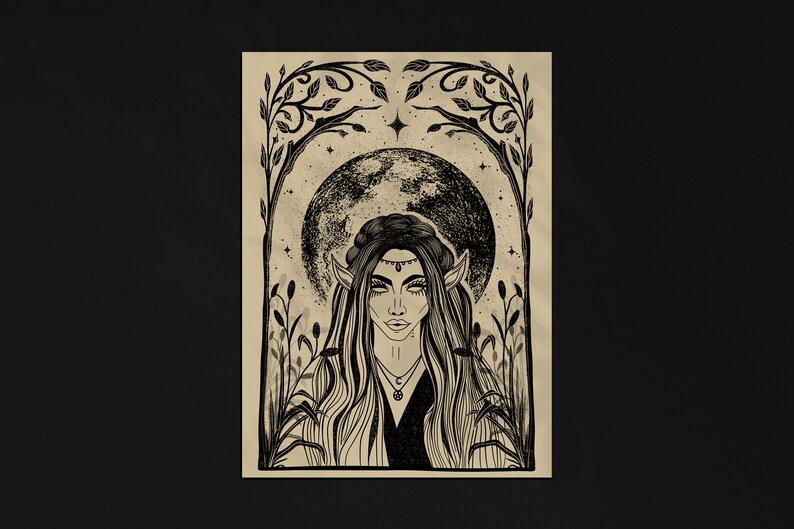 Pu&ograve; includere: Illustrazione in bianco e nero di un'elfa con i capelli lunghi, che indossa una collana, in piedi davanti a una luna piena con stelle sullo sfondo. L'elfa &egrave; circondata da piante e viti stilizzate.
