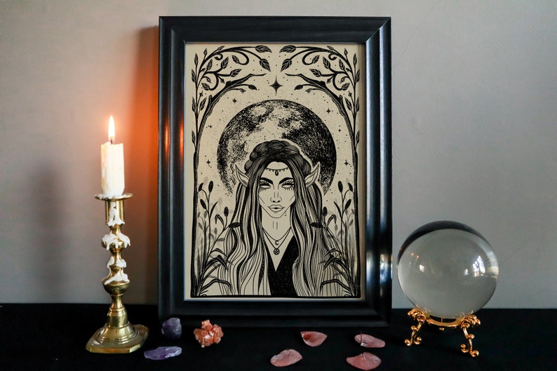 Pu&ograve; includere: Illustrazione in bianco e nero di una persona con capelli lunghi e orecchie a punta, in piedi di fronte a una luna piena. L'illustrazione &egrave; incorniciata in una cornice nera e circondata da un bordo decorativo di foglie e viti.