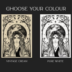 Pu&ograve; includere: Un'illustrazione in bianco e nero di una persona con capelli lunghi e orecchie a punta in piedi di fronte a una luna piena. Lo sfondo &egrave; una scena di foresta con alberi e stelle. L'immagine &egrave; disponibile in due opzioni di colore: crema vintage e bianco puro.