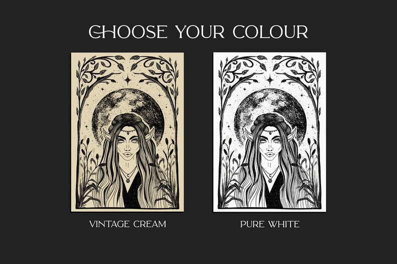 Pu&ograve; includere: Un'illustrazione in bianco e nero di una persona con capelli lunghi e orecchie a punta in piedi di fronte a una luna piena. Lo sfondo &egrave; una scena di foresta con alberi e stelle. L'immagine &egrave; disponibile in due opzioni di colore: crema vintage e bianco puro.