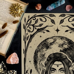 Pu&ograve; includere: Illustrazione in bianco e nero di una donna con lunghi capelli scuri e orecchie a punta, incorniciata da un design floreale stilizzato. La donna guarda in basso con gli occhi chiusi e una grande luna &egrave; dietro di lei. Lo sfondo &egrave; di colore beige chiaro.