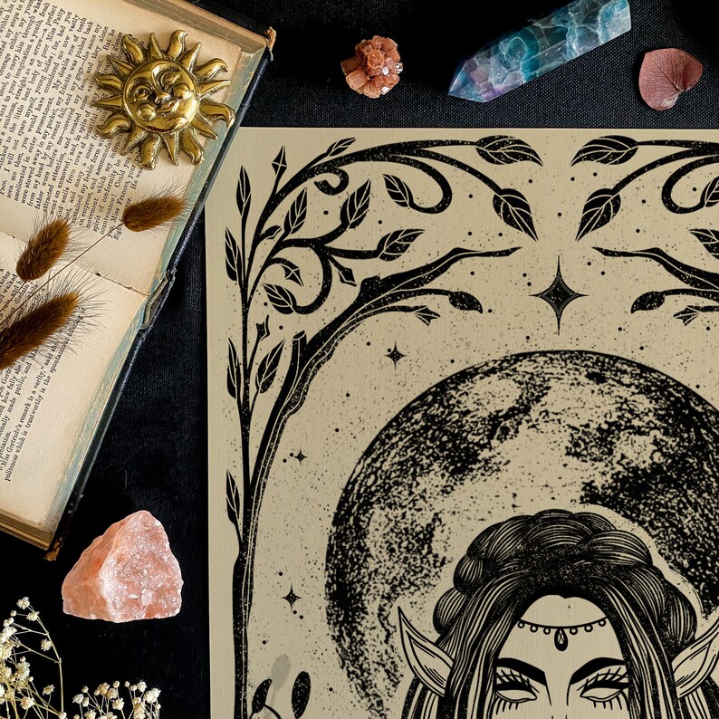 Pu&ograve; includere: Illustrazione in bianco e nero di una donna con lunghi capelli scuri e orecchie a punta, incorniciata da un design floreale stilizzato. La donna guarda in basso con gli occhi chiusi e una grande luna &egrave; dietro di lei. Lo sfondo &egrave; di colore beige chiaro.