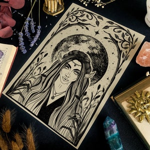 Pu&ograve; includere: Illustrazione in bianco e nero di un'elfa femminile con i capelli lunghi, che indossa una collana con un ciondolo circolare. L'elfa &egrave; circondata da foglie e una luna crescente. Lo sfondo &egrave; di colore beige chiaro.