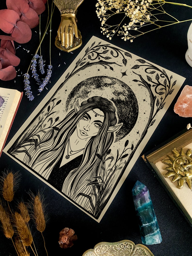 Pu&ograve; includere: Illustrazione in bianco e nero di un'elfa femminile con i capelli lunghi, che indossa una collana con un ciondolo circolare. L'elfa &egrave; circondata da foglie e una luna crescente. Lo sfondo &egrave; di colore beige chiaro.