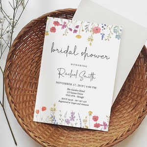 Puede incluir: Una invitaci&oacute;n de despedida de soltera floral con un dise&ntilde;o de acuarela. La invitaci&oacute;n es para Rachel Smith y est&aacute; programada para el 17 de noviembre de 2019 a las 4:00 PM en The Garden Hotel. La informaci&oacute;n de RSVP y los detalles del registro est&aacute;n incluidos.
