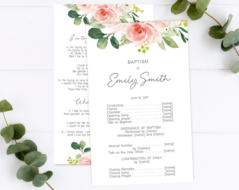 Pode incluir: Um programa de batismo imprim&iacute;vel com um design floral em tons de rosa e verde. O programa inclui o nome "Emily Smith" e a data "10 de junho de 2017".