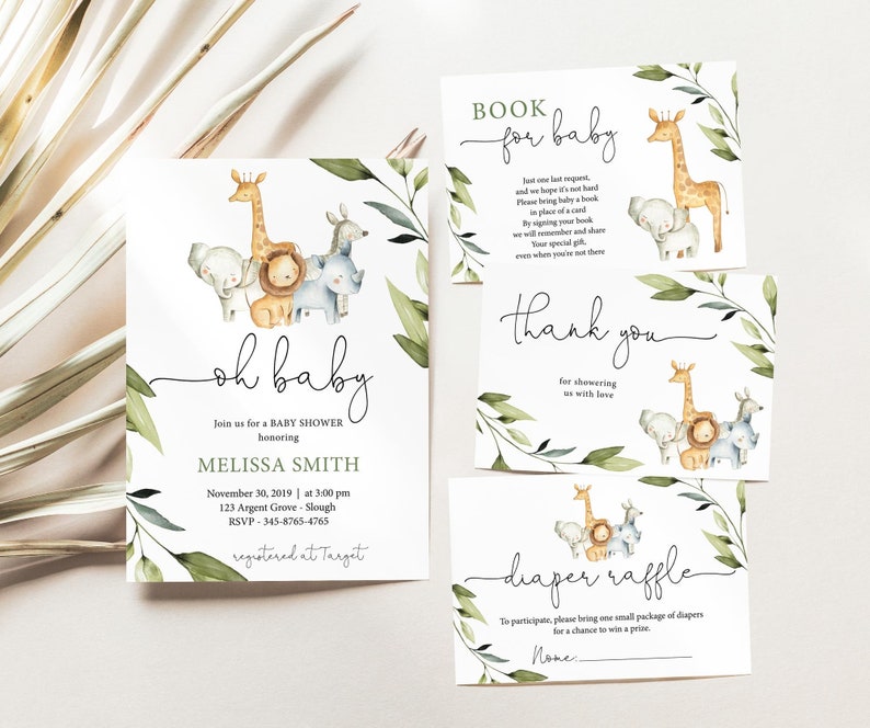 Puede incluir: Un conjunto de cuatro tarjetas con tem&aacute;tica de animales de la selva para un baby shower. Las tarjetas son blancas con hojas verdes y presentan una jirafa, un le&oacute;n, un elefante y un rinoceronte. El texto en las tarjetas dice "Book for Baby", "Thank You", "Diaper Raffle" y "Oh Baby".