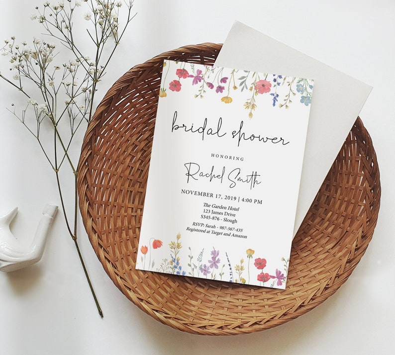 Puede incluir: Una invitaci&oacute;n de despedida de soltera floral con un dise&ntilde;o de acuarela. La invitaci&oacute;n es para Rachel Smith y est&aacute; programada para el 17 de noviembre de 2019 a las 4:00 PM en The Garden Hotel. La informaci&oacute;n de RSVP y los detalles del registro est&aacute;n incluidos.