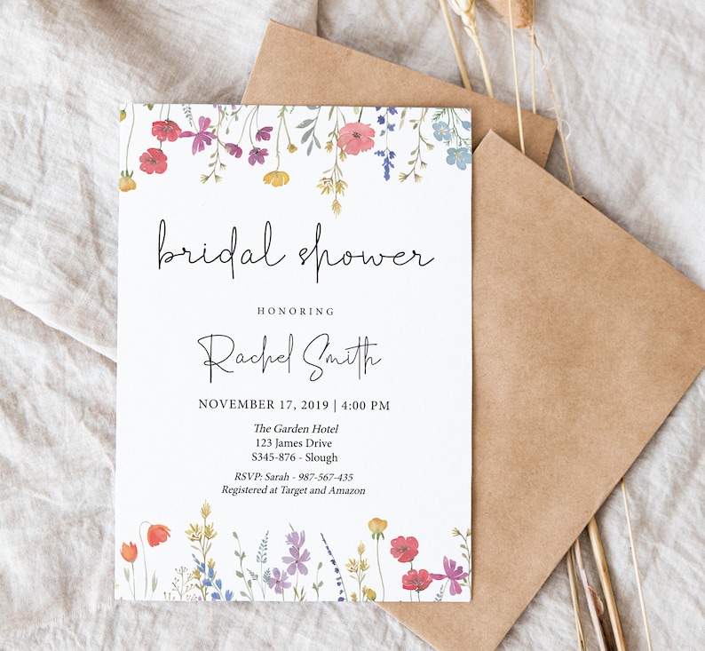 Puede incluir: Una invitaci&oacute;n de despedida de soltera blanca con un borde floral. La invitaci&oacute;n dice "bridal shower" en una fuente de escritura, seguida de "Honoring Rachel Smith". La fecha y la hora de la despedida de soltera se enumeran como "November 17, 2019 | 4:00 PM". La ubicaci&oacute;n se enumera como "The Garden Hotel, 123 James Drive, S345-876-Slough". La informaci&oacute;n de RSVP es "RSVP: Sarah - 987-567-435". La invitaci&oacute;n tambi&eacute;n indica que la pareja est&aacute; registrada en Target y Amazon.