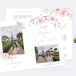 Può includere: Un invito al battesimo rosa e bianco con un design floreale. L'invito include il testo "Benvenuti al battesimo di Emily Smith" e la data "Settembre 2020".