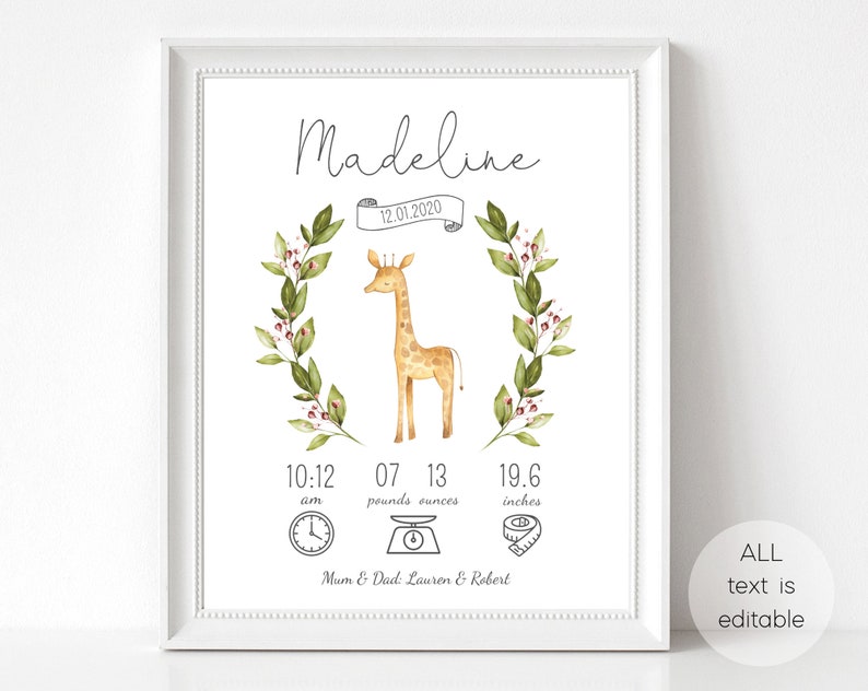 Pu&ograve; includere: Un annuncio di nascita stampabile con un'illustrazione ad acquerello di una giraffa circondata da una ghirlanda di foglie verdi. L'annuncio include il nome del bambino, Madeline, la data di nascita, 12.01.2020, e le statistiche di nascita: 10:12, 7 libbre, 13 once e 19,6 pollici. Il testo "Mum & Dad: Lauren & Robert" &egrave; incluso.
