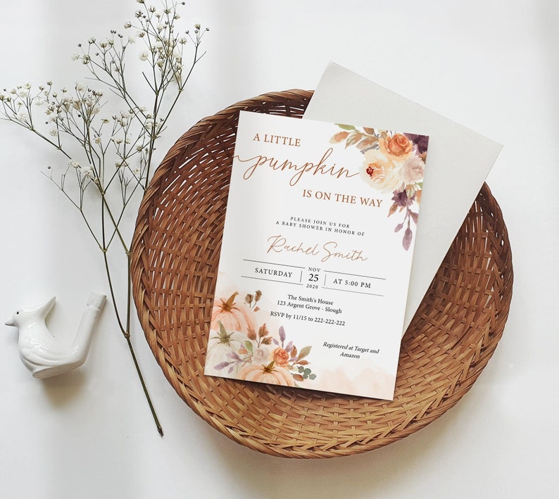 Peut inclure: Une invitation &agrave; une f&ecirc;te pr&eacute;natale avec une illustration aquarelle de citrouilles, de fleurs et de feuilles. Le texte indique "A little pumpkin is on the way. Please join us for a baby shower in honor of Rachel Smith. Saturday, November 25, 2028 at 5:00 PM. The Smith's House, 123 Argent Grove, Slough. RSVP by 11/15 to 222-222-222. Registered at Target and Amazon."