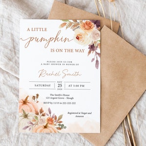 Peut inclure: Une invitation &agrave; une f&ecirc;te pr&eacute;natale avec une illustration aquarelle de citrouilles et de feuillage d'automne. Le texte indique "A little pumpkin is on the way" et comprend la date, l'heure et le lieu de l'&eacute;v&eacute;nement. L'invitation comprend &eacute;galement le nom "Rachel Smith" et des informations sur l'endroit o&ugrave; la future maman est inscrite.