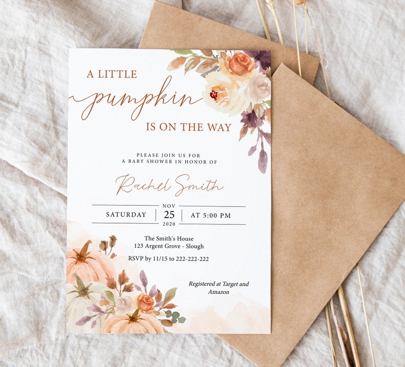 Peut inclure: Une invitation &agrave; une f&ecirc;te pr&eacute;natale avec une illustration aquarelle de citrouilles et de feuillage d'automne. Le texte indique "A little pumpkin is on the way" et comprend la date, l'heure et le lieu de l'&eacute;v&eacute;nement. L'invitation comprend &eacute;galement le nom "Rachel Smith" et des informations sur l'endroit o&ugrave; la future maman est inscrite.