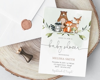 Op de afbeelding: Een baby shower uitnodiging met een aquarel illustratie van bosdieren, waaronder een beer, een wasbeer, een vos en een hert. De uitnodiging is op een lichtgroene achtergrond met een witte rand. De tekst luidt "Sluit je aan bij ons voor een baby shower ter ere van Melissa Smith" en bevat de datum, tijd, locatie, RSVP-informatie en registratiegegevens.