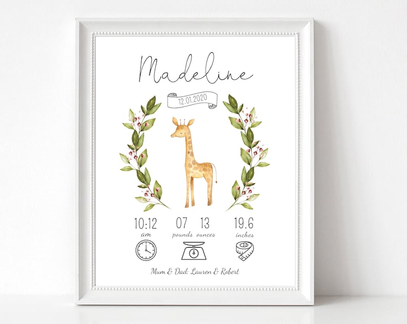 Pu&ograve; includere: Un annuncio di nascita stampabile con un'illustrazione ad acquerello di una giraffa, una ghirlanda di foglie verdi e fiori rosa, e il testo "Madeline 12.01.2020 10:12 am 07 libbre 13 once 19,6 pollici Mamma e Pap&agrave;: Lauren e Robert".
