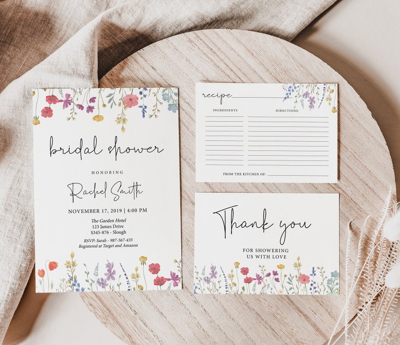 Puede incluir: Una invitaci&oacute;n de despedida de soltera floral con fondo blanco y borde floral. El texto dice "bridal shower en honor a Rachel Smith" e incluye la fecha, la hora, la ubicaci&oacute;n y la informaci&oacute;n de RSVP.
