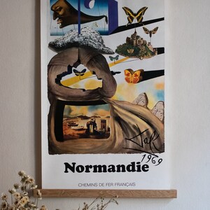 Salvador Dalí "Normandie" Cartel de viaje vintage original. Sncf. 1969. París Francia
