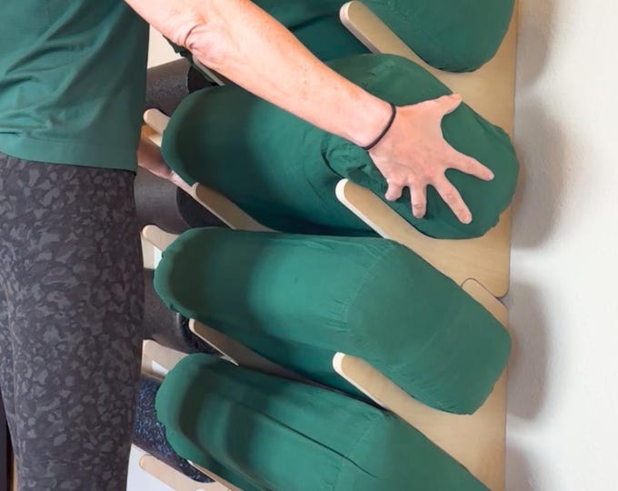 Supporto da parete per tappetini da yoga: organizer per cuscini, rulli e altri accessori in compensato di betulla.